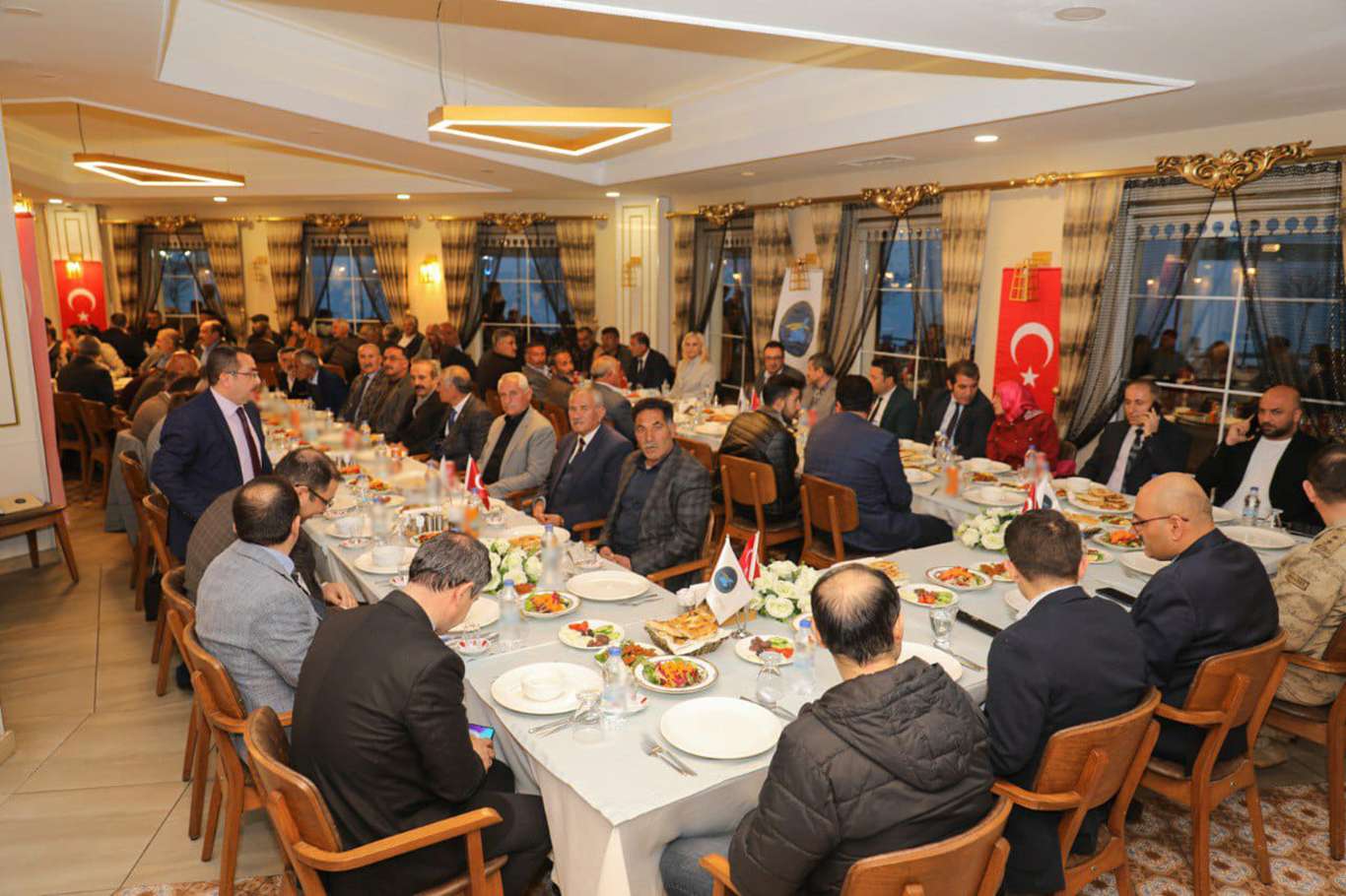 Van İpekyolu Kaymakamı, muhtarlar ile iftarda bir araya geldi